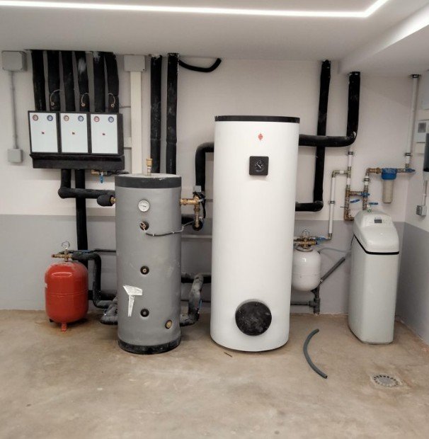 Sala de máquinas con aerotermia y depósitos de agua caliente
