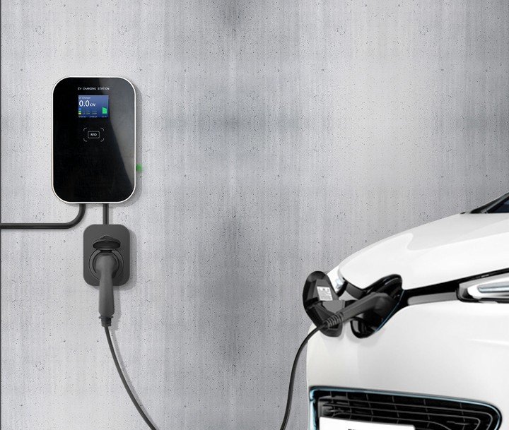 Cargador de coche eléctrico instalado en la pared de un garaje