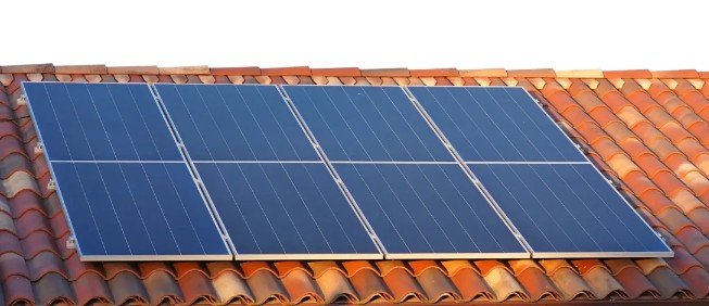 Placas solares sobre tejado de teja